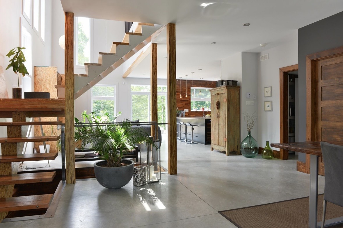 Intérieur moderne avec escalier et bois